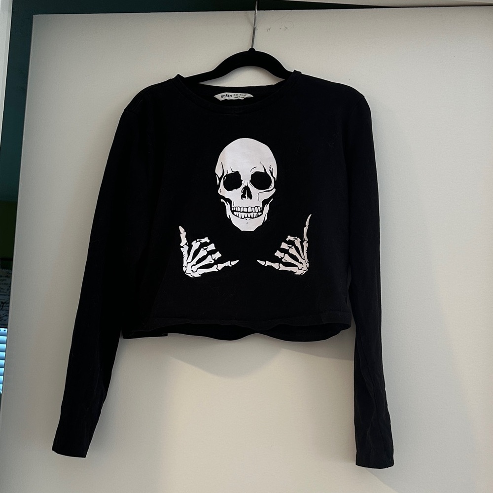 SHEIN Black Long Sleeve Skull Tee cropped 100% cotton soft EUC